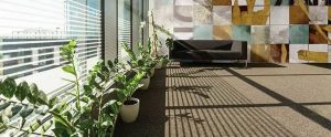 vegetacao em ambiente corporativo 1 1 300x124 - Tendências para ambientes corporativos em 2019